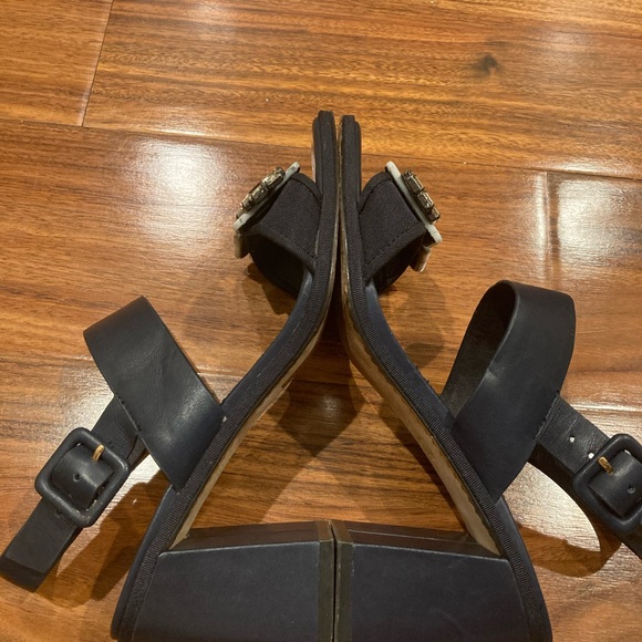 Tory Burch Delany Sandal Navy Leather embellished Block Heels SZ 7.5 - Picture 9 of 13